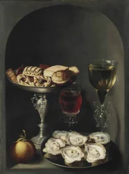 Huîtres sur une assiette en étain, sucreries et biscuits dans une tazza en argent, deux verres à vin façon-de-venise et une orange dans une niche